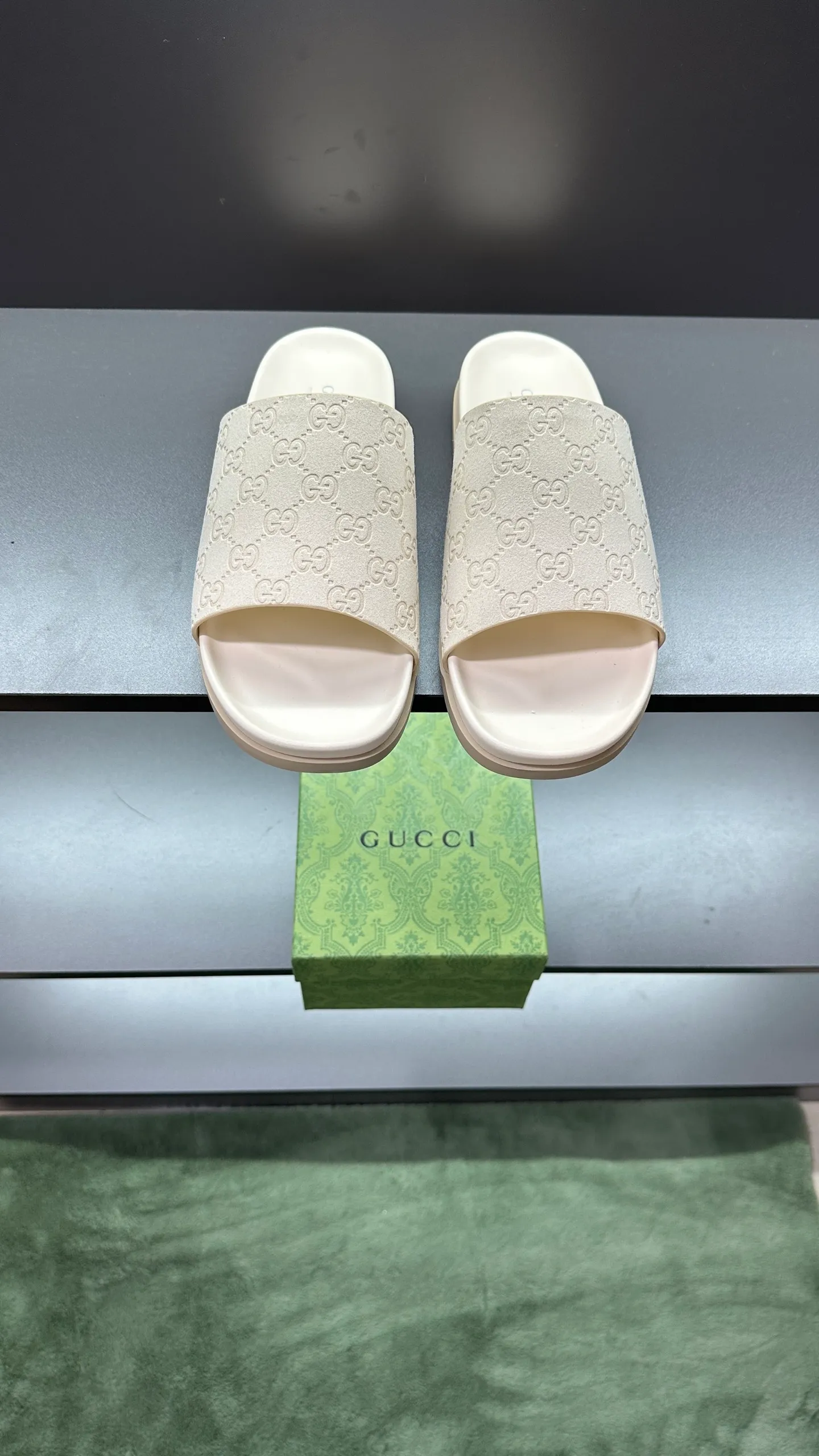 [G Home New Style] P: 300💰Men's size 39~45, (46. Customized) This slipper is made of GG polyester fiber and is decorated with a Gucci label on the front, which adds a striking logo feel to the style. "Gucci Made in Italy" stamped label Rubber sole Flat Made in Italy